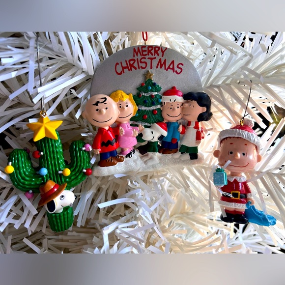 Peanuts Holiday Peanuts Gang Snoopy Linus With His Little Blanket